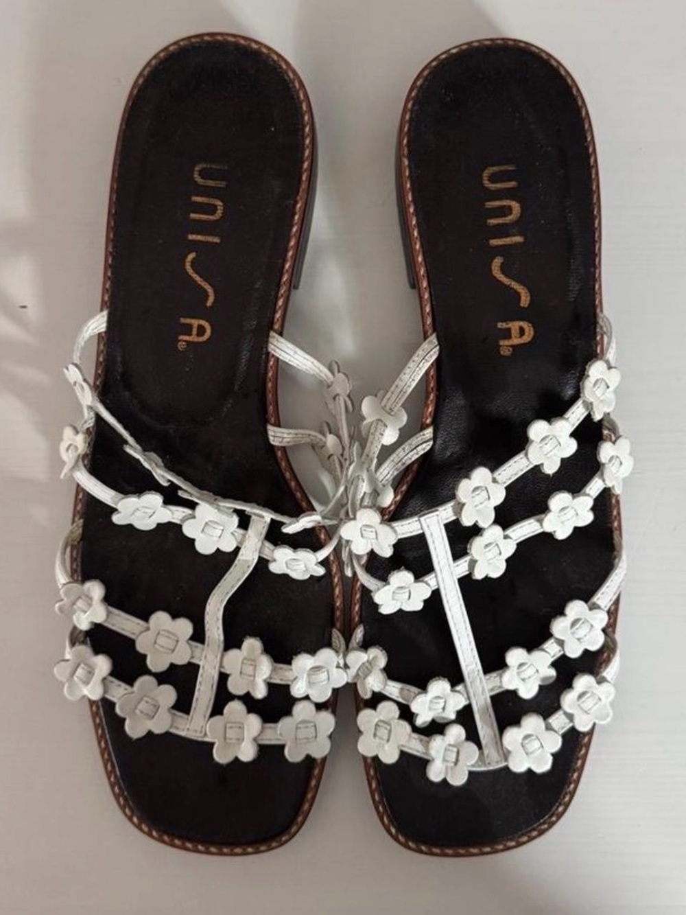 Cute Unisa White Flower Strappy Sandals 6.5